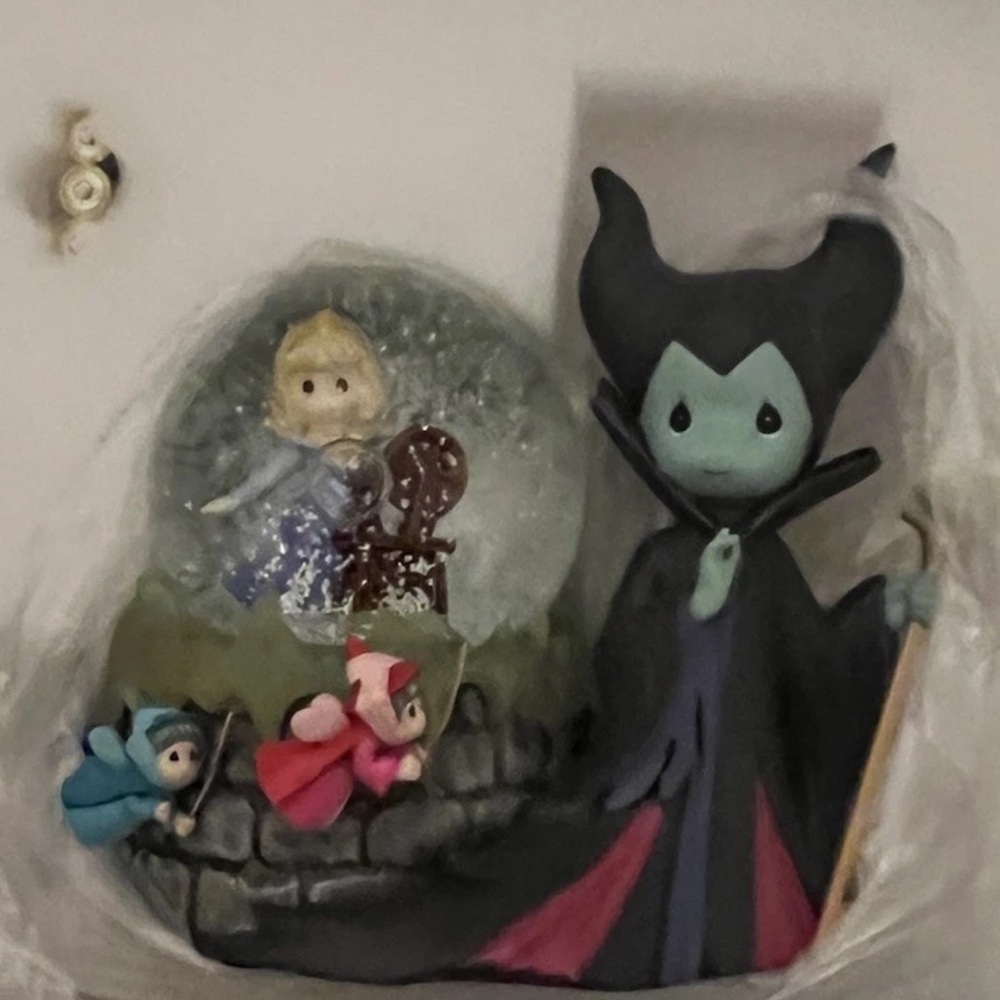 Precious Moments x Disney Sleeping Beauty Musical Snow Globe